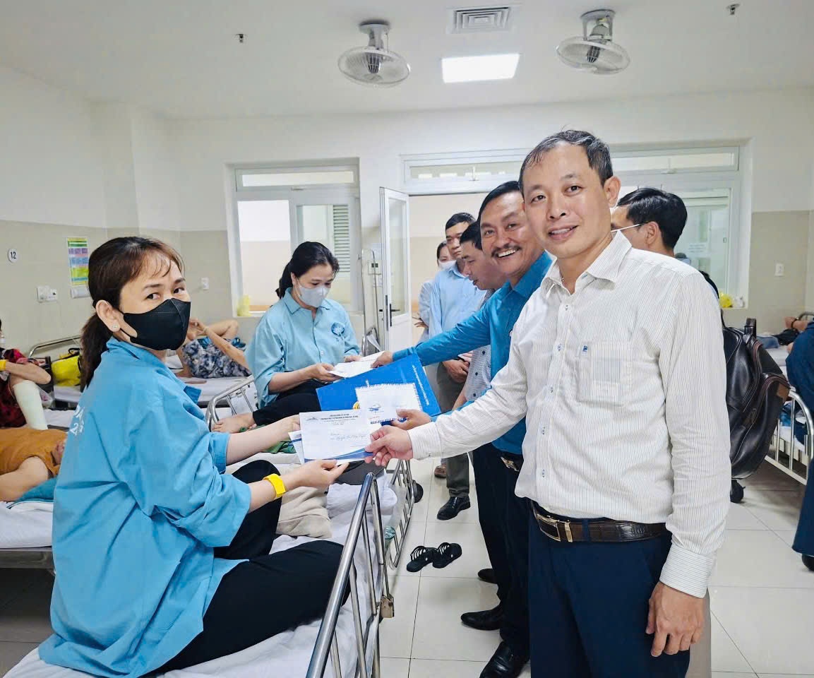 Công đoàn thăm hỏi, động viên hai nữ nhân viên gác chắn bị hành hung