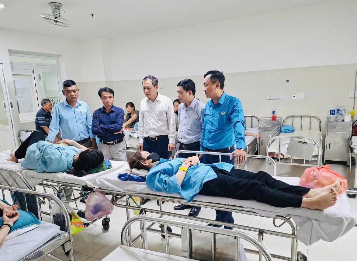 Công đoàn thăm hỏi, động viên hai nữ nhân viên gác chắn bị hành hung