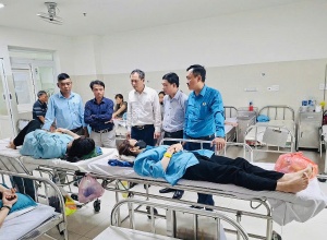 Công đoàn thăm hỏi, động viên hai nữ nhân viên gác chắn bị hành hung