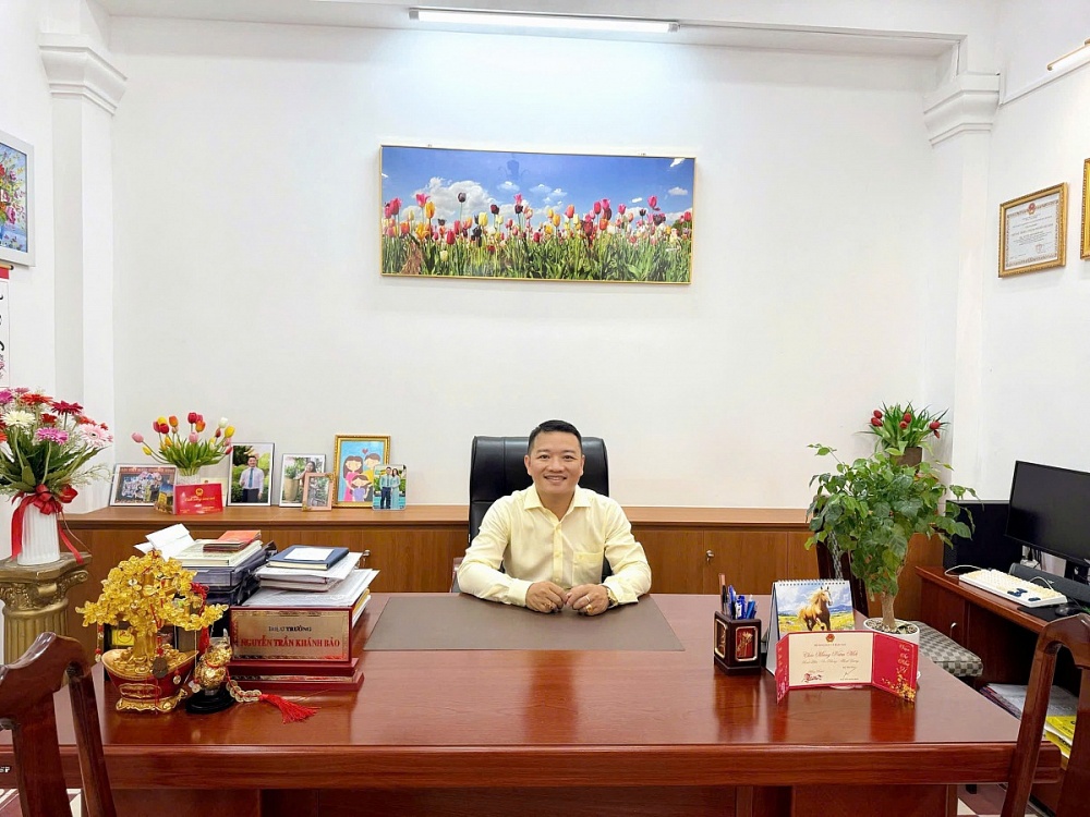 Thầy giáo Nguyễn Trần Khánh Bảo - Hiệu trưởng Trường THPT Marie Curie (TP.HCM). Ảnh: NVCC