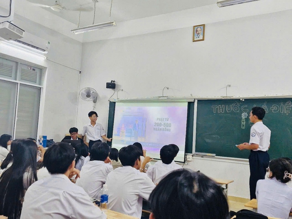 Học sinh trường THPT Marie Curie (TP.HCM) trao đổi về tác hại thuốc lá, thuốc lá điện tử. Ảnh: NVCC