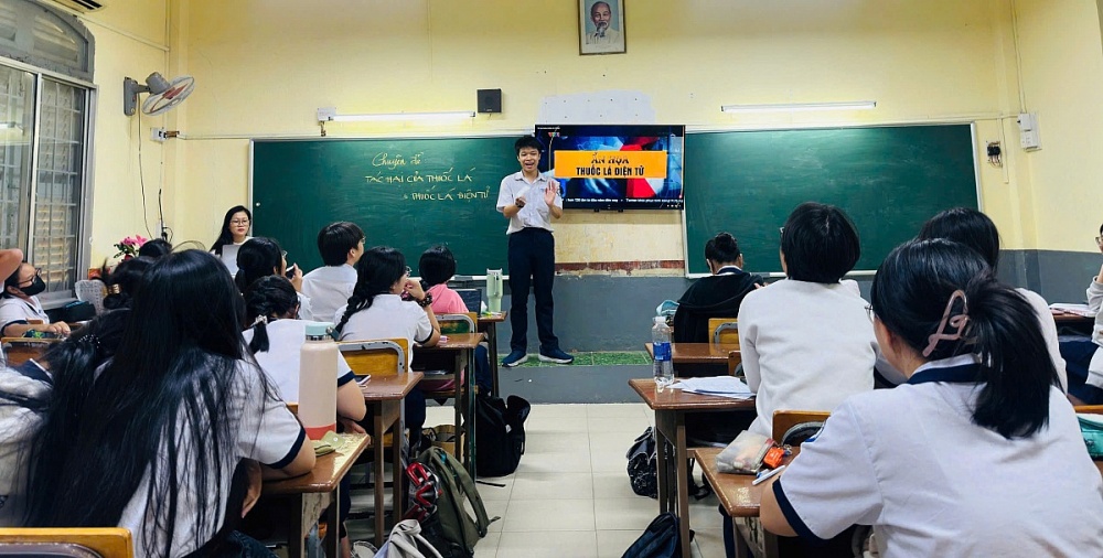 Một học sinh của trường THPT Marie Curie (TP.HCM) hùng biện về tác hại của thuốc lá điện tử. Ảnh: NVCC