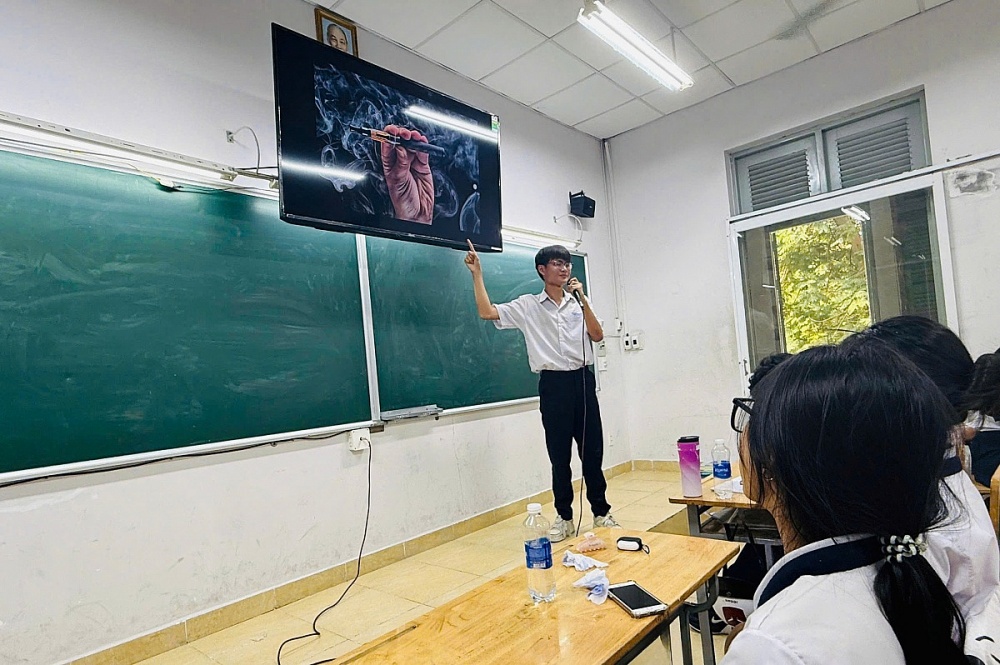 Một học sinh của trường THPT Marie Curie (TP.HCM) trao đổi về tác hại của thuốc lá điện tử. Ảnh: NVCC