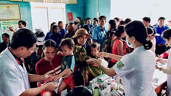 Khám bệnh kết hợp truyền thông về phòng chống tác hại thuốc lá tại Đoàn kinh tế quốc phòng 75. Ảnh: NVCC