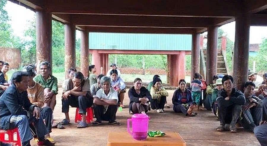 Tuyên truyền tác hại của thuốc lá tại nhà Rông. Ảnh: NVCC