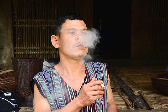 Công nhân lao động coi thuốc lá như một “thói quen khó bỏ” khi đi rừng, đi rẫy. Ảnh: NVCC
