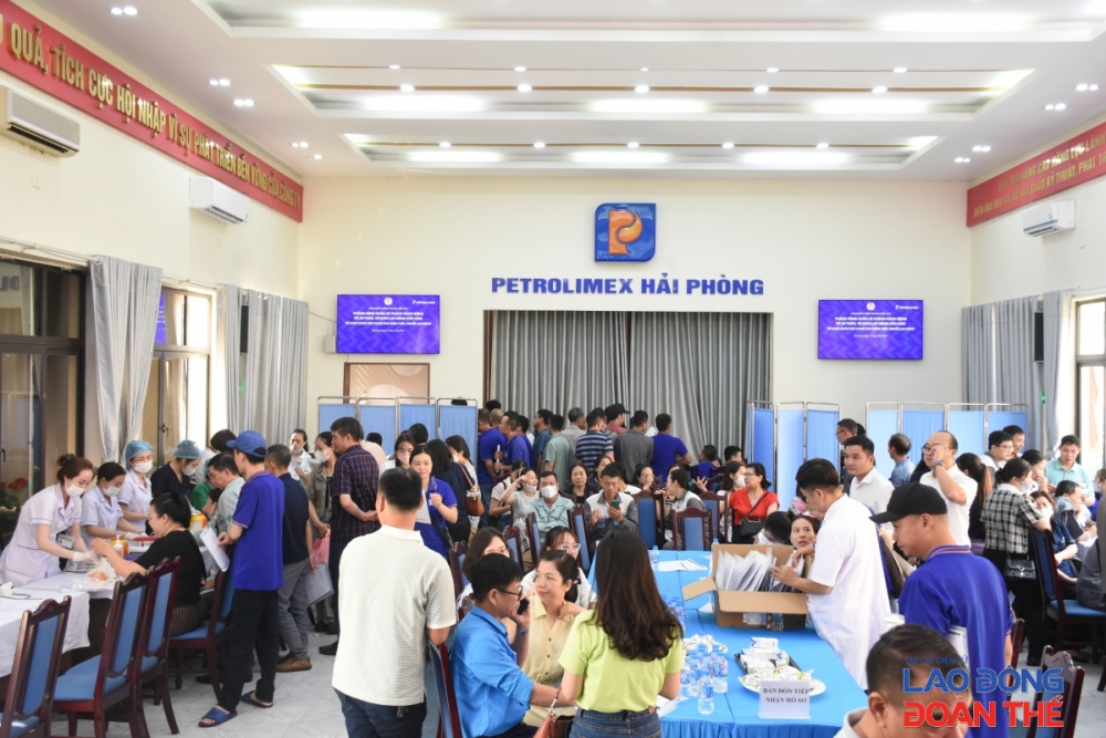 buổi thăm khám sức khoẻ, tư vấn bệnh nghề nghiệp cho đoàn viên, người lao động được tổ chức tại Công ty TNHH Một Thành viên Petrolimex Hải Phòng, thuộc Tập đoàn Xăng dầu Việt Nam. Ảnh: Nguyễn Việt buổi thăm khám sức khoẻ, tư vấn bệnh nghề nghiệp cho đoàn viên, người lao động được tổ chức tại Công ty TNHH Một Thành viên Petrolimex Hải Phòng, thuộc Tập đoàn Xăng dầu Việt Nam. Ảnh: Nguyễn Việt