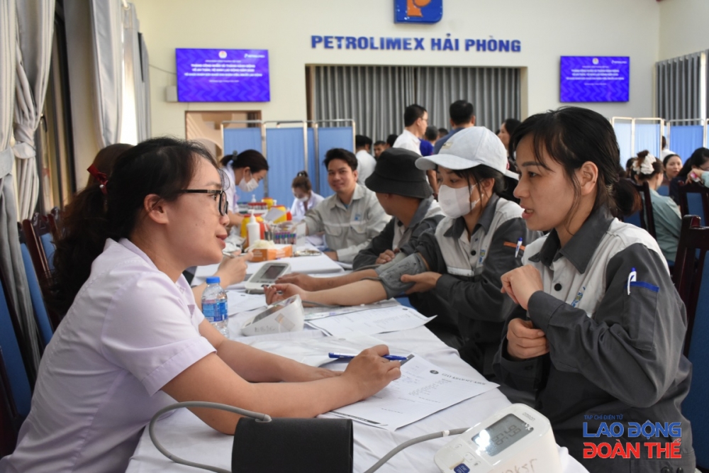 Các nữ công nhân đến kiểm tra sức khoẻ. Ảnh: Nguyễn Việt Các nữ công nhân đến kiểm tra sức khoẻ. Ảnh: Nguyễn Việt