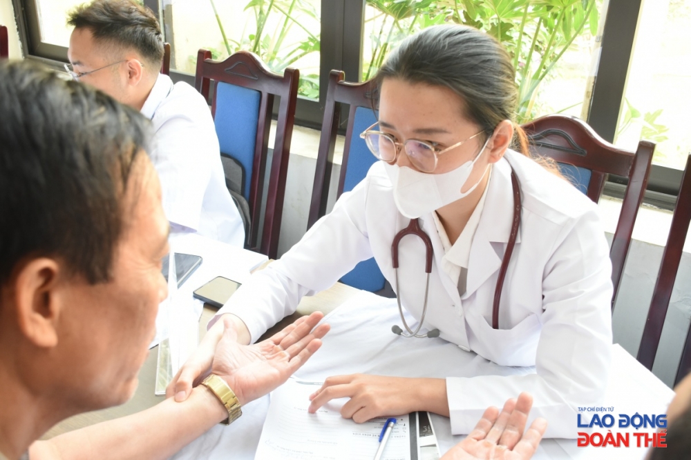 Các bác sĩ đang kiểm tra sức khoẻ cho người lao động. Ảnh: Nguyễn Việt Các bác sĩ đang kiểm tra sức khoẻ cho người lao động. Ảnh: Nguyễn Việt