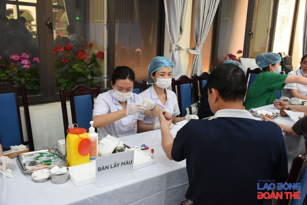 Công nhân đến bàn lấy máu. Ảnh: Nguyễn Việt Công nhân đến bàn lấy máu. Ảnh: Nguyễn Việt