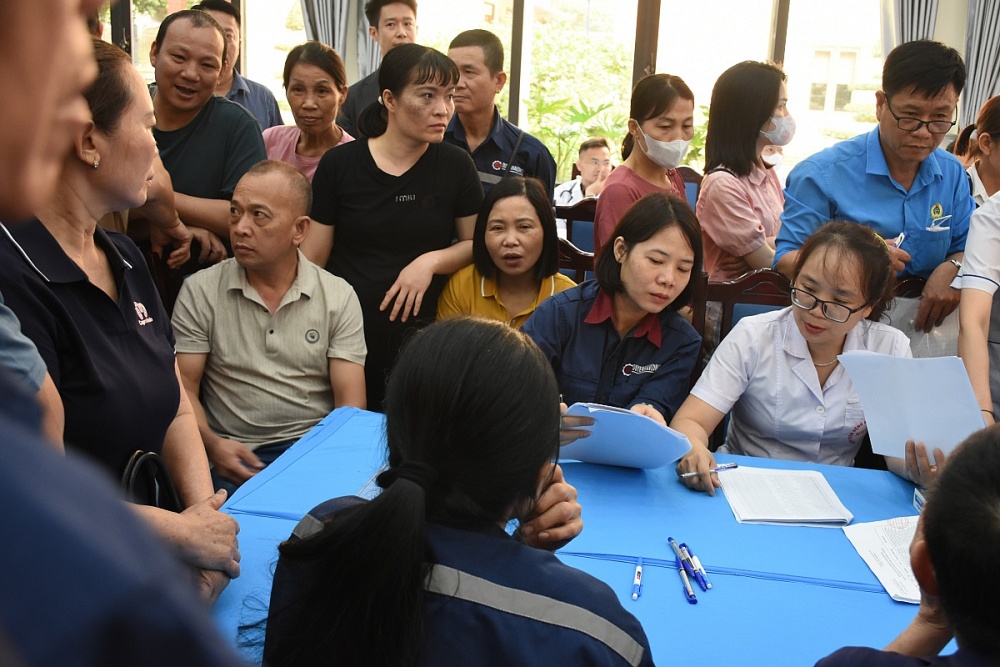 Công nhân chờ làm thủ tục kiểm tra sức khoẻ. Ảnh: Nguyễn Việt Công nhân chờ làm thủ tục kiểm tra sức khoẻ. Ảnh: Nguyễn Việt