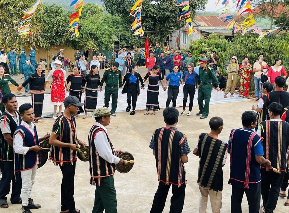 Đa dạng hóa các hình thức tuyên truyền về phòng chống tác hại thuốc lá tại Đoàn kinh tế quốc phòng 75. Ảnh: NVCC