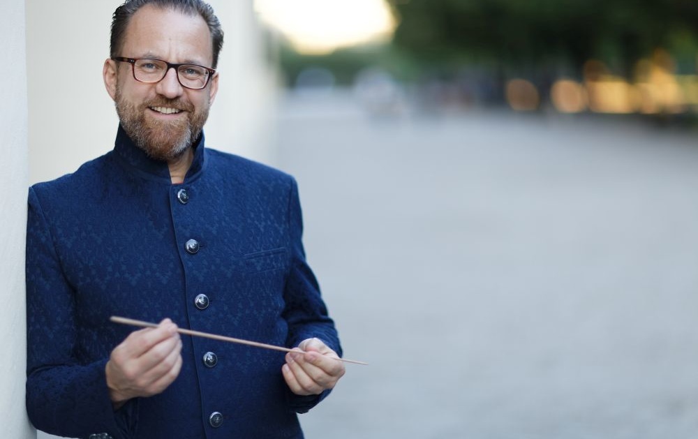 Nhạc trưởng Franz Schottky - là người sáng lập và chỉ huy dàn nhạc Münchner Kammerphilharmonie dacapo - hứa hẹn mang đến một góc nhìn mới mẻ về giao hưởng tại Hà Nội.