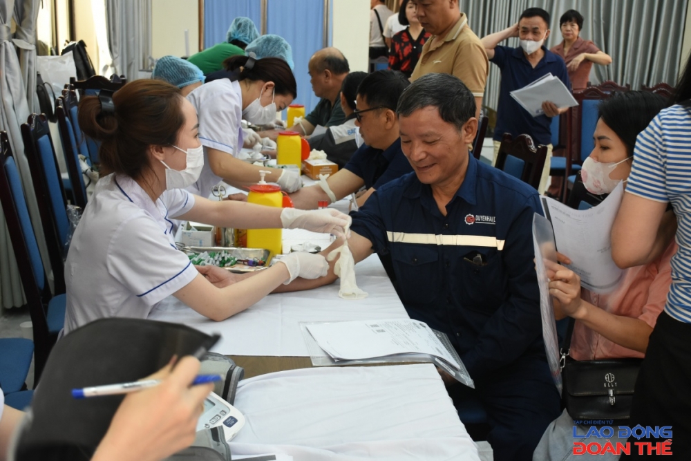 Nhân viên y tế lấy máu để kiểm tra sức khoẻ cho người lao động. Ảnh: Nguyễn Việt