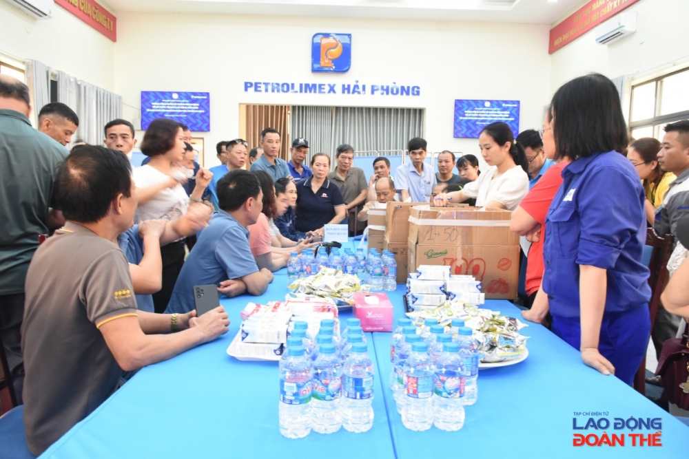 Công đoàn mua nước, bánh, sữa để phục vụ người lao động đến khám, kiểm tra sức khoẻ. Ảnh: Nguyễn Việt