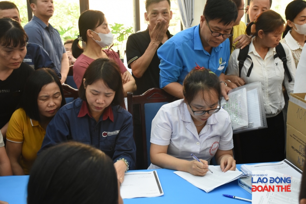 Người lao động đăng ký làm thủ tục kiểm tra sức  khoẻ. Ảnh: Nguyễn Việt