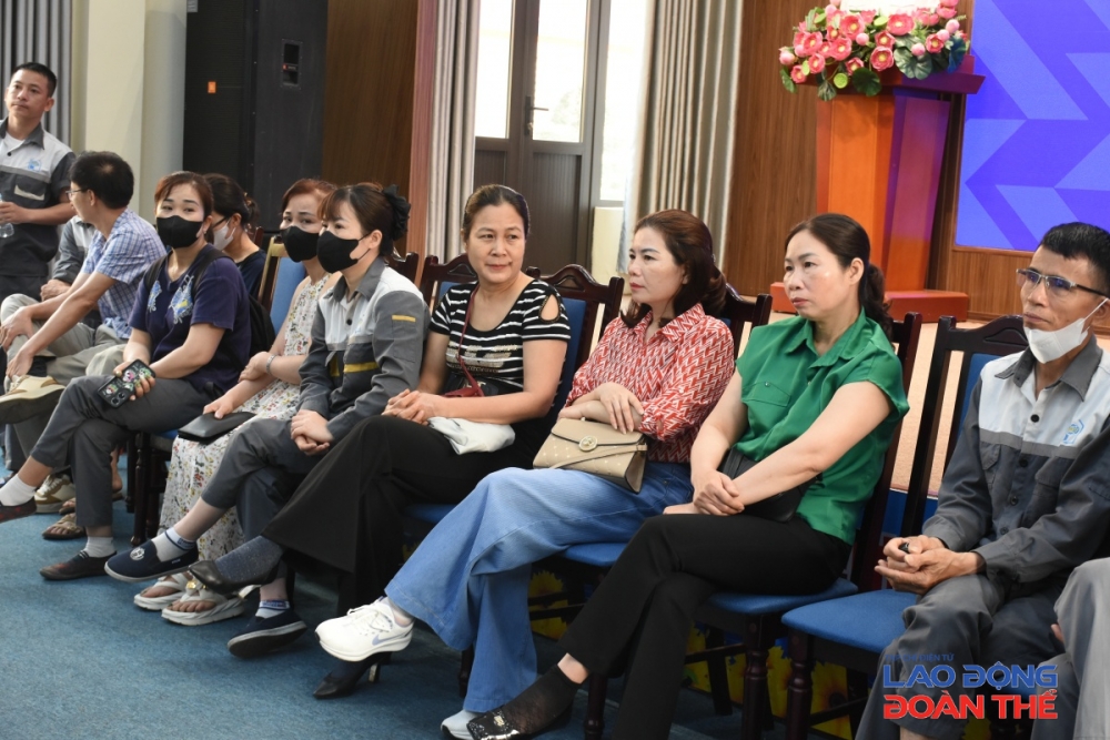 Các nữ công nhân ngồi chờ đến lượt kiểm tra sức khoẻ. Ảnh: Nguyễn Việt