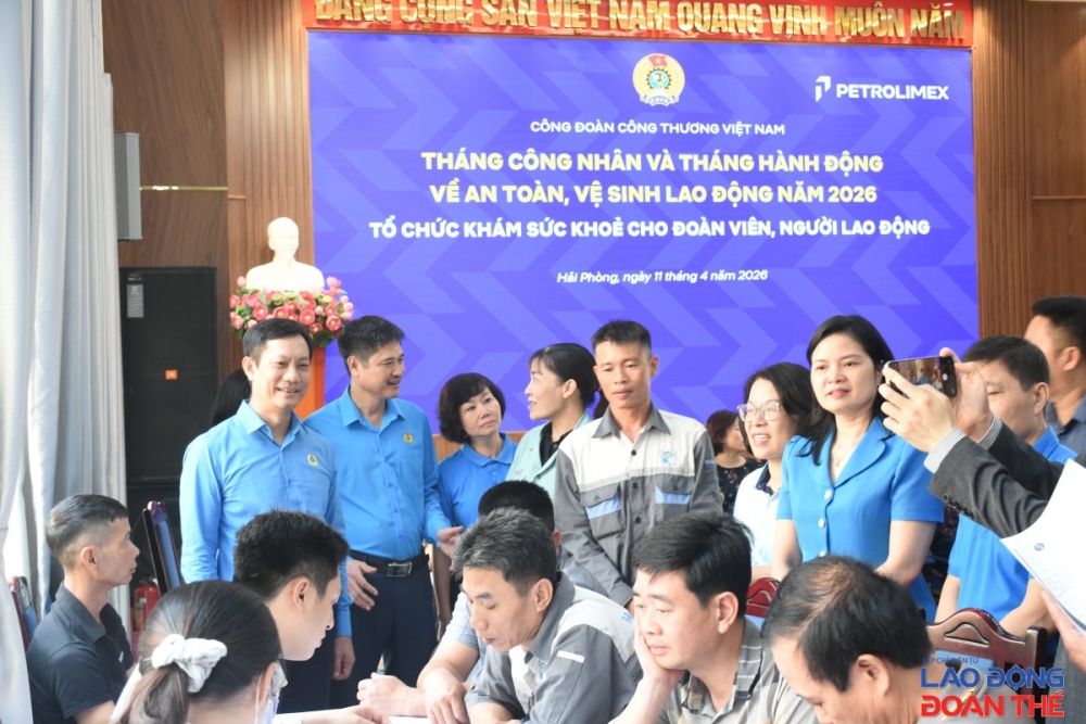 Ông Lê An Hải, Chủ tịch Công đoàn Công Thương Việt Nam và ông Nguyễn Thanh Sơn, Chủ tịch Công đoàn Tập đoàn Xăng dầu Việt Nam (Petrolimex) xuống động viên người lao động tại buổi khám sức khoẻ, tư vấn bệnh nghề nghiệp cho đoàn viên, người lao động tại các CĐCS trong ngành đóng trên địa bàn TP. Hải Phòng (tổ chức tại Công ty TNHH Một Thành viên Petrolimex Hải Phòng, thuộc Tập đoàn Xăng dầu Việt Nam). Ảnh: Nguyễn Việt
