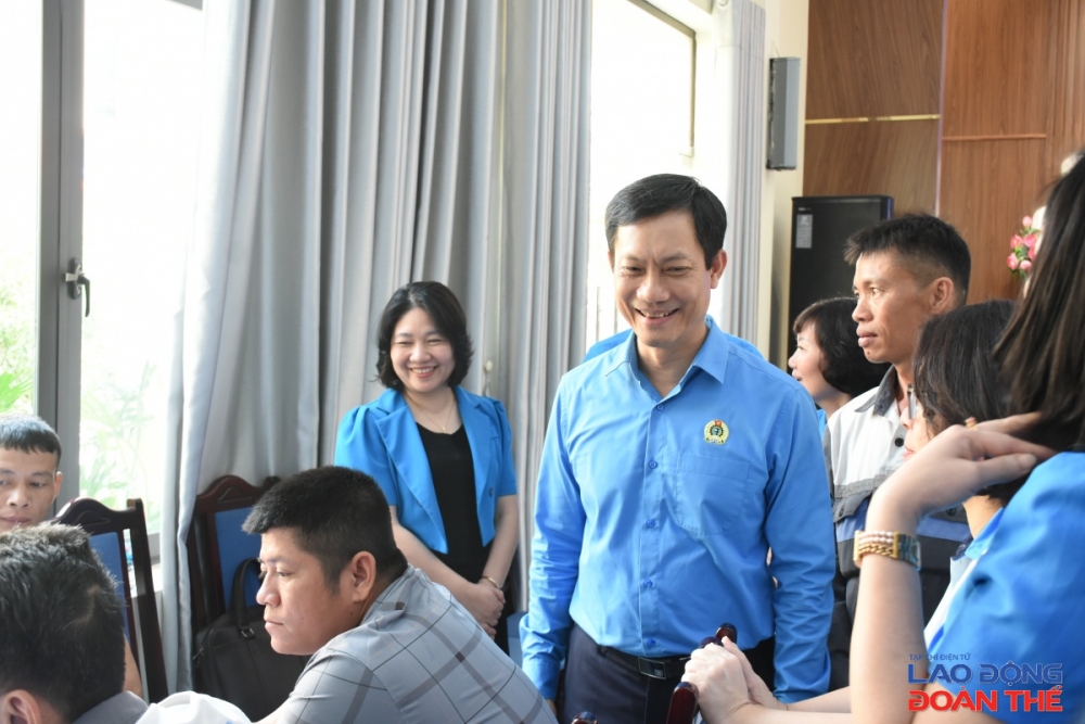 Chủ tịch Công đoàn Công Thương Việt Nam Lê An Hải hỏi thăm và động viên người lao động. Ảnh: Nguyễn Việt