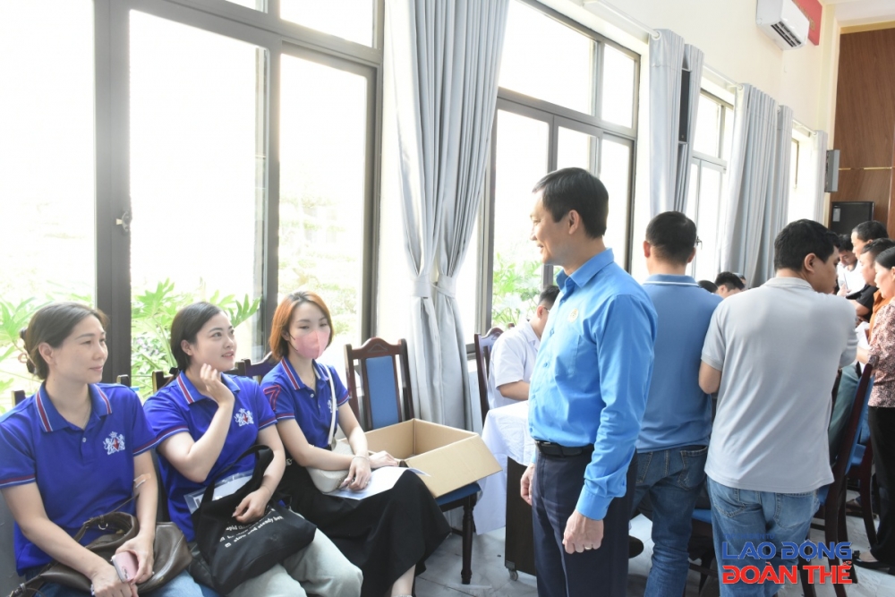 Chủ tịch Công đoàn Công Thương Việt Nam Lê An Hải thăm hỏi các nữ công nhân. Ảnh: Nguyễn Việt