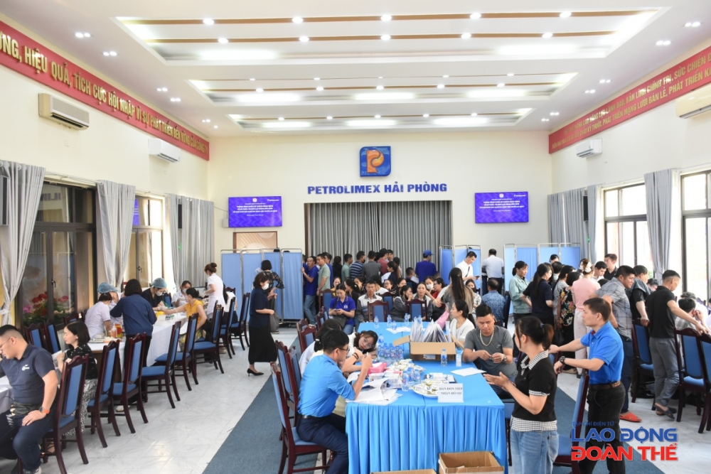 Toàn cảnh buổi khám sức khoẻ, tư vấn bệnh nghề nghiệp cho đoàn viên, người lao động. Ảnh: Nguyễn Việt