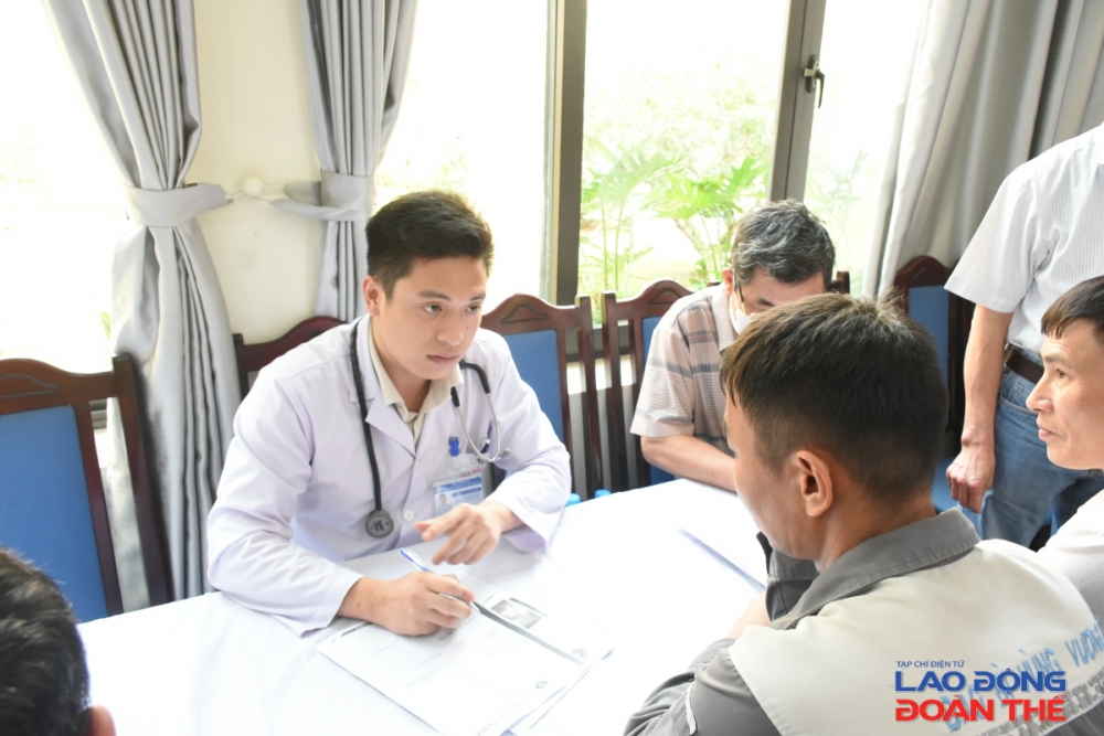 Nhân viên y tế tư vấn sức khoẻ cho người lao động. Ảnh: Nguyễn Việt