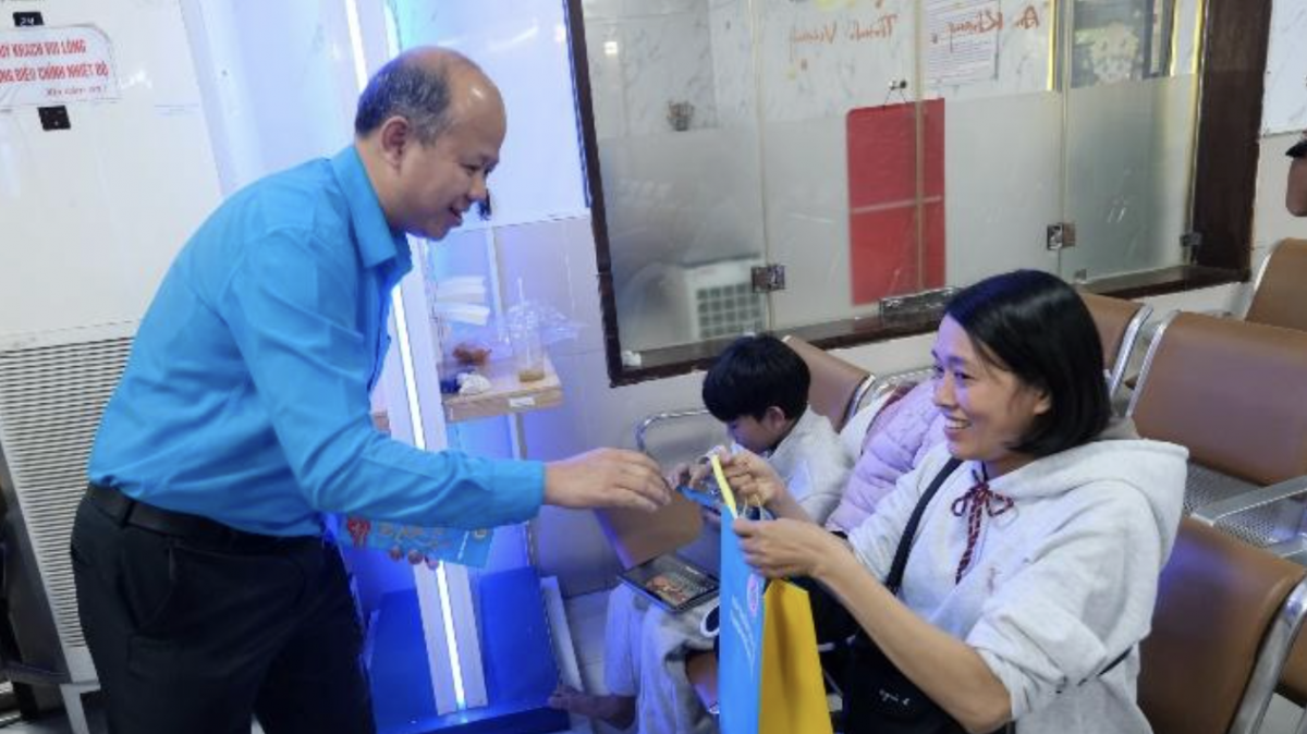 Phó Chủ tịch Liên đoàn Lao động thành phố Lê Văn Đại trao quà cho người lao động trên Chuyến tàu Công đoàn Xuân Bính Ngọ 2026. Ảnh: Công đoàn TP Đà Nẵng