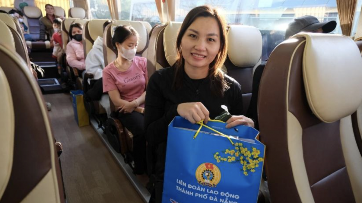 Niềm vui của công nhân trên chuyến xe công đoàn ngày Tết. Ảnh Công đoàn TP Đà Nẵng