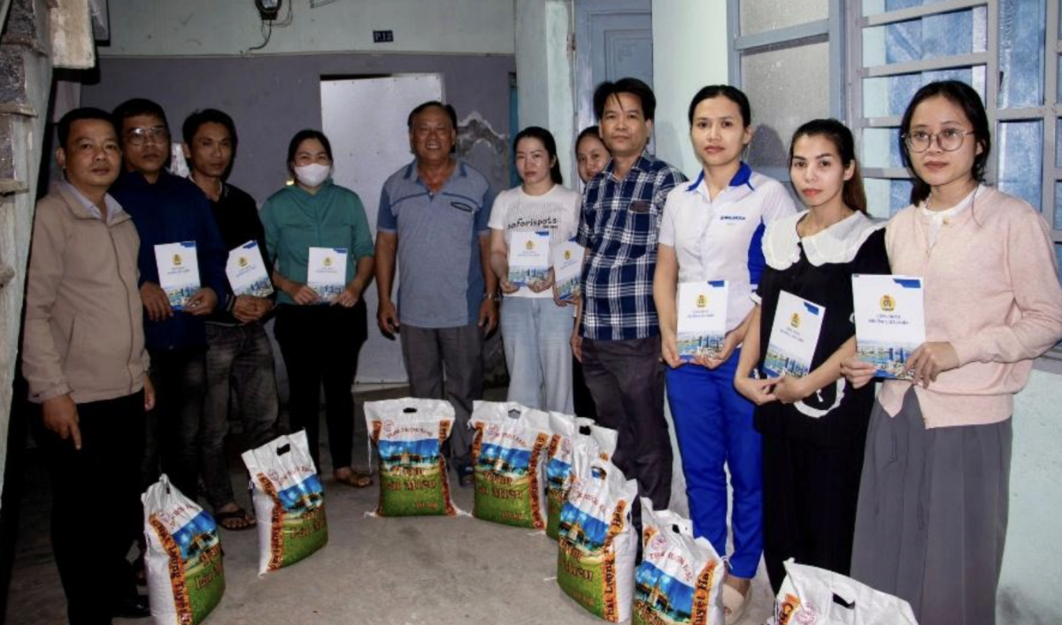 Công đoàn phường Liên Chiểu tặng quà cho công nhân tại các tổ công nhân tự quản khu nhà trọ. Ảnh Công đoàn phường Liên Chiểu