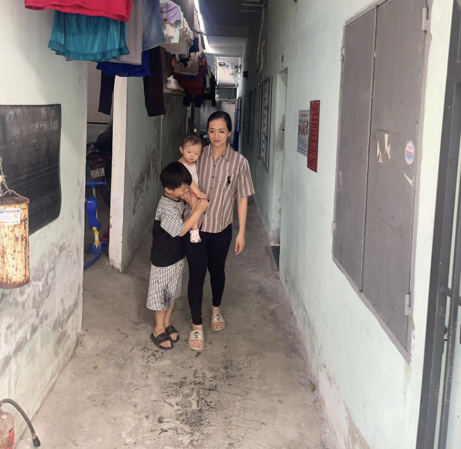 Mẹ con chị Hiền rất yên tâm khi ở Khu nhà trò có tổ công nhân tự quản. Ảnh: Nguyễn Thanh Dũng.