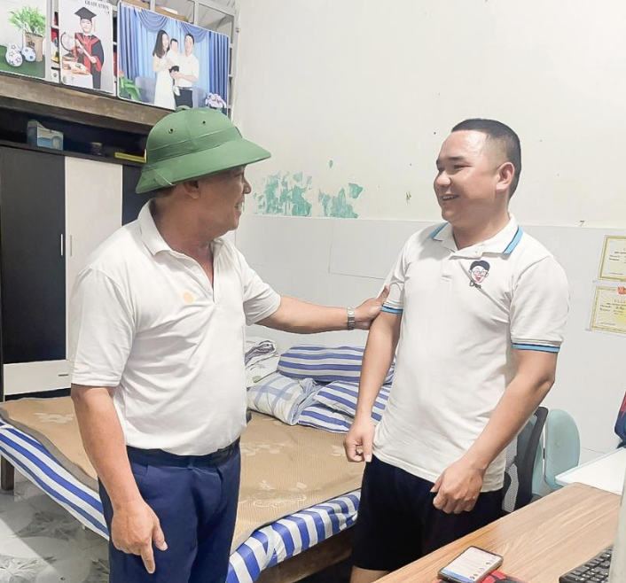 Ông Nguyễn Thanh Dũng, Tổ trưởng Tổ nhà trọ tự quản số 1, phường Liên Chiểu động viên công nhân đang sinh sống tại khu nhà trọ của mình. Ảnh nhân vật cung cấp