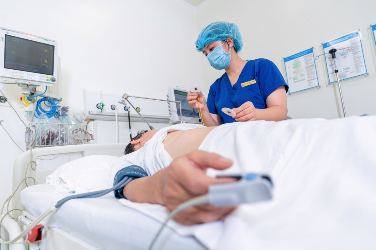 Ê-kíp bác sĩ Vinmec Hạ Long tích cực điều trị cho bệnh nhân. Ê-kíp bác sĩ Vinmec Hạ Long tích cực điều trị cho bệnh nhân.