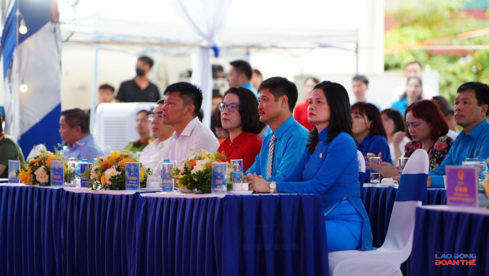 Phó Chủ tịch Công đoàn Công Thương Việt Nam cùng Chủ tịch Công đoàn công đoàn tập đoàn xăng dầu Việt Nam. Ảnh: Nguyễn Việt