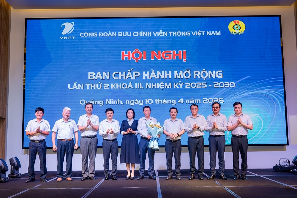 Ban Thường vụ Công đoàn VNPT tặng hoa chúc mừng Đ/c Trần Quốc Hưng - Phó Ban Nhân lực Tập đoàn - Tân Ủy viên Ban chấp hành Công đoàn VNPT. Ảnh: ĐVCC