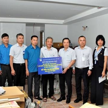Trao kinh phí “Mái ấm VNPT” hỗ trợ gia đình người lao động bị hỏa hoạn