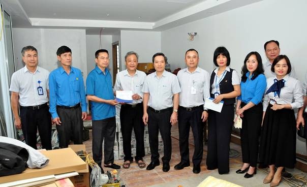 Đồng chí Phạm Quang Hưởng, Phó chủ tịch thường trực Công đoàn KH&CN Việt Nam trao tặng kinh phí hỗ trợ gia đình anh Phan Thanh Hải. Ảnh: ĐVCC