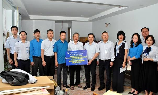 Đồng chí Nguyễn Anh Tuấn, Chủ tịch Công đoàn VNPT trao tặng kinh phí “Mái ấm VNPT” hỗ trợ gia đình anh Phan Thanh Hải sửa chữa nhà. Ảnh: ĐVCC