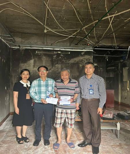 Tổng công ty VNPT-Net thăm hỏi động viên gia đình sau khi bị hoả hoạn. Ảnh: ĐVCC