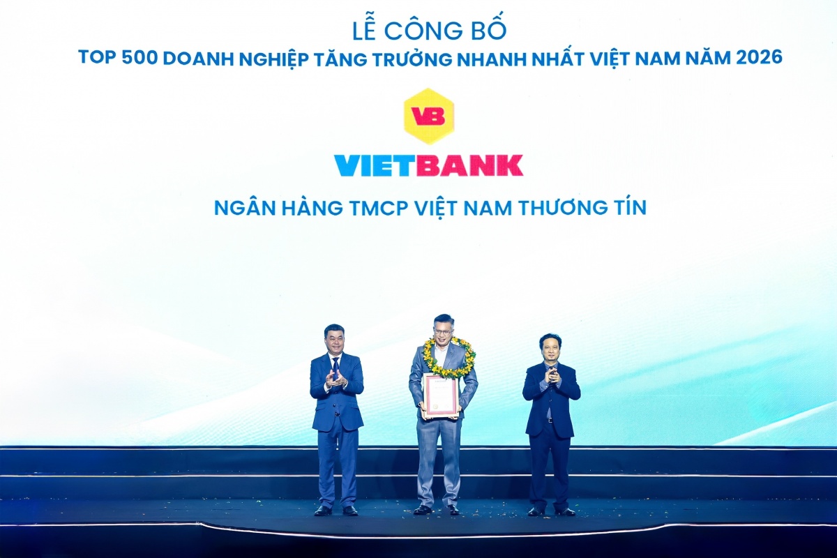 Ông Lê Thanh Quý Ngọc – Quyền Tổng Giám đốc Vietbank nhận chứng nhận Top 500 Doanh nghiệp tăng trưởng nhanh nhất Việt Nam năm 2026