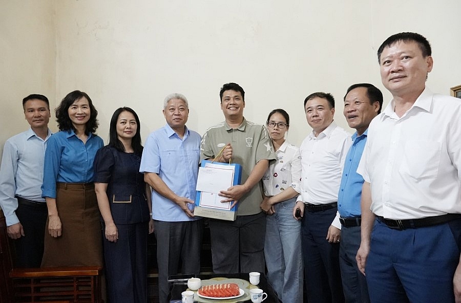 Thăm hỏi nạn nhân tai nạn lao động nhân Tháng hành động về An toàn, vệ sinh lao động và Tháng Công nhân năm 2026