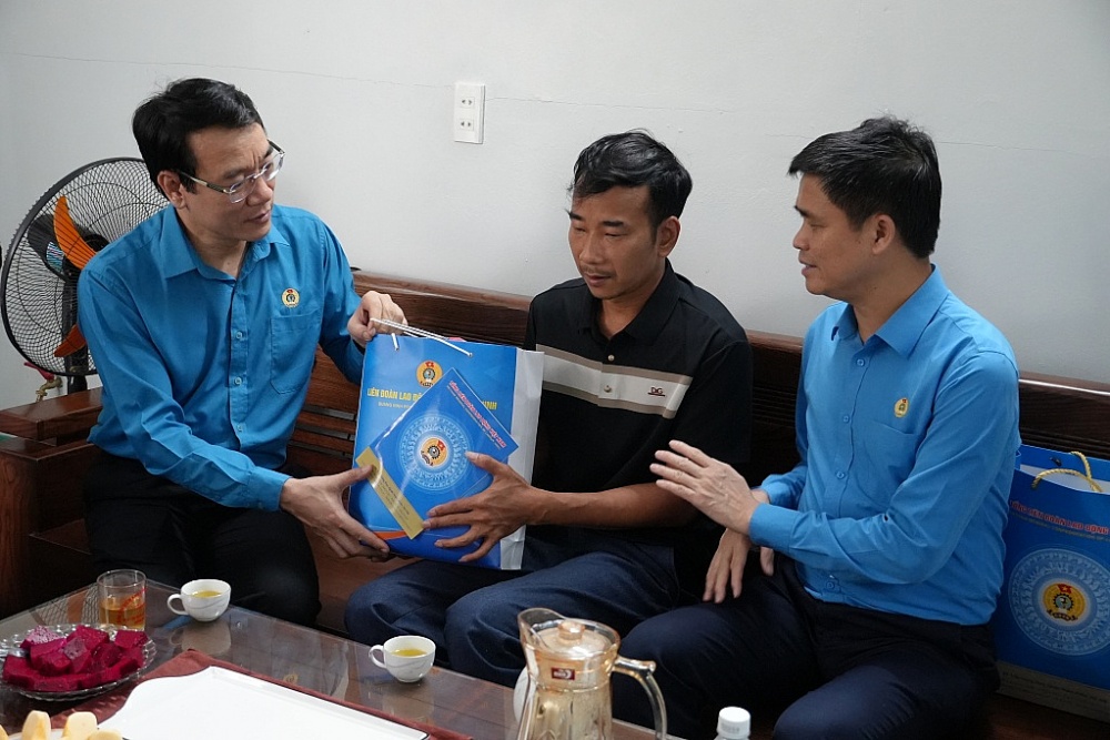 Thăm hỏi nạn nhân tai nạn lao động nhân Tháng hành động về An toàn, vệ sinh lao động và Tháng Công nhân năm 2026