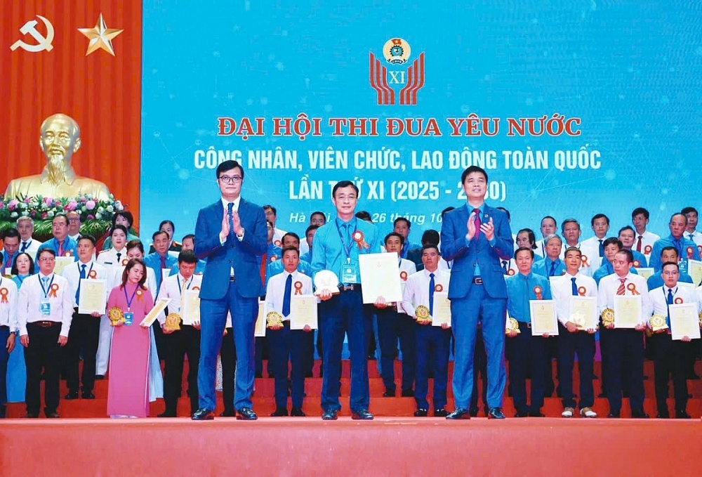 Đồng chí Ngô Ngọc Vinh nhận khen thưởng tại Đại hội thi đua yêu nước năm 2025. Ảnh: ĐVCC