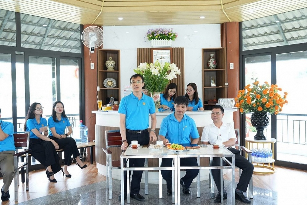 Đồng chí Ngô Ngọc Vinh chia sẻ kinh nghiệm thành lập và duy trì chuỗi cafe công đoàn. Ảnh: ĐVCC