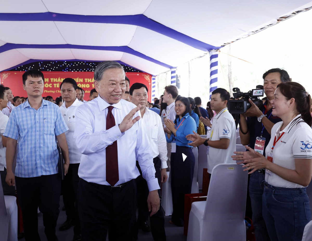 ổng Bí thư, Chủ tịch nước Tô Lâm thăm, động viên công nhân, người lao động tiêu biểu tại TPHCM. Ảnh: TTXVN