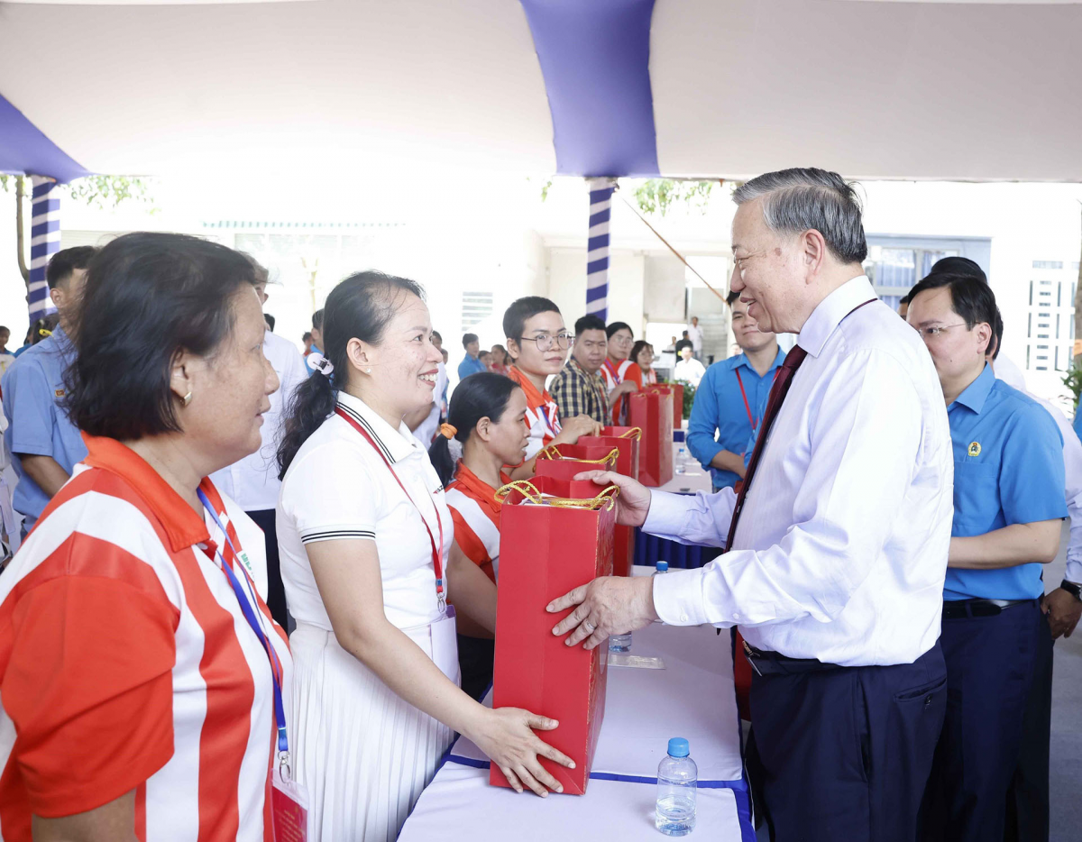 ổng Bí thư, Chủ tịch nước Tô Lâm tặng quà cho công nhân. Ảnh: TTXVN