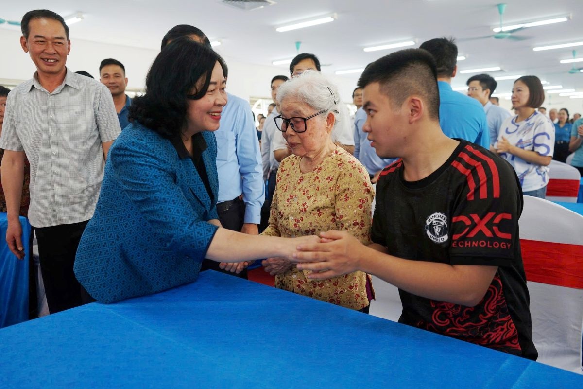 Chủ tịch Ủy ban Trung ương MTTQ Việt Nam thăm, tặng quà người dân và công nhân tại Thanh Hóa