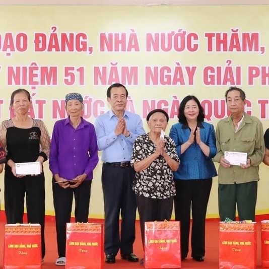 Chủ tịch Ủy ban Trung ương MTTQ Việt Nam thăm, tặng quà người dân và công nhân tại Thanh Hóa