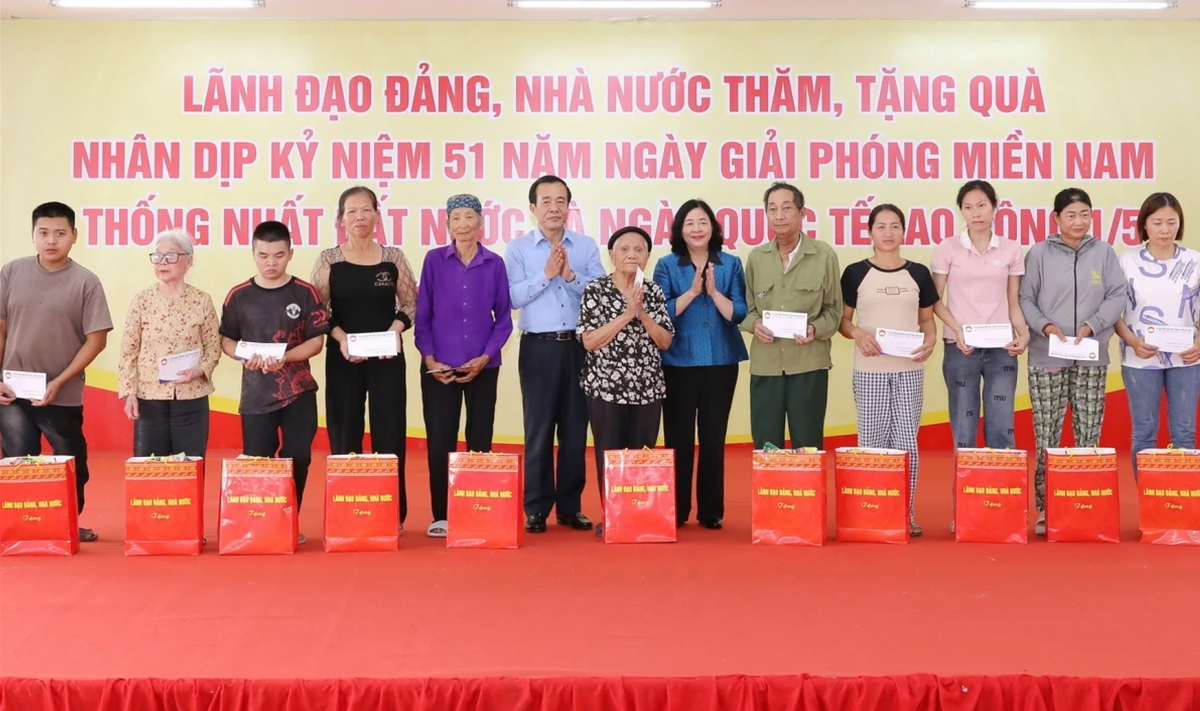 Chủ tịch Ủy ban Trung ương MTTQ Việt Nam thăm, tặng quà người dân và công nhân tại Thanh Hóa