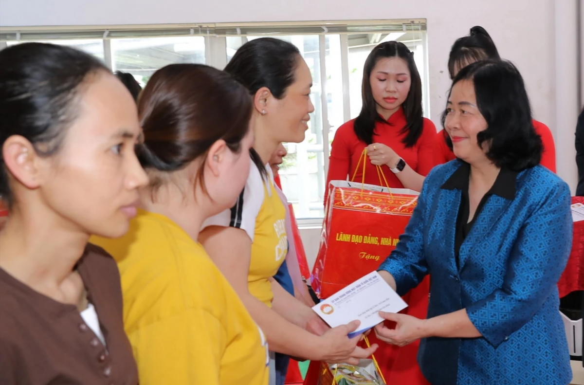 Chủ tịch Ủy ban Trung ương MTTQ Việt Nam thăm, tặng quà người dân và công nhân tại Thanh Hóa