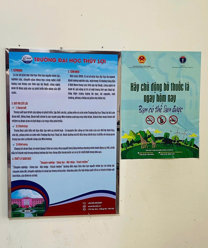 Đoàn thanh niên Trường Đại học Thủy lợi triển khai gián các pano, áp phích tuyên truyền về PCTHTL. Ảnh; ĐVCC